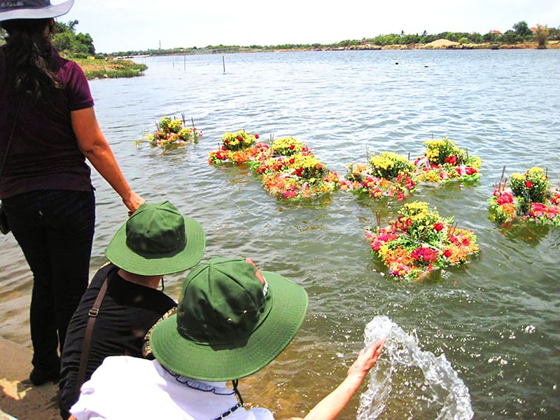 Thả hoa trên dòng sông để nhớ về đồng đội đã hy sinh - Ảnh: L.B.D