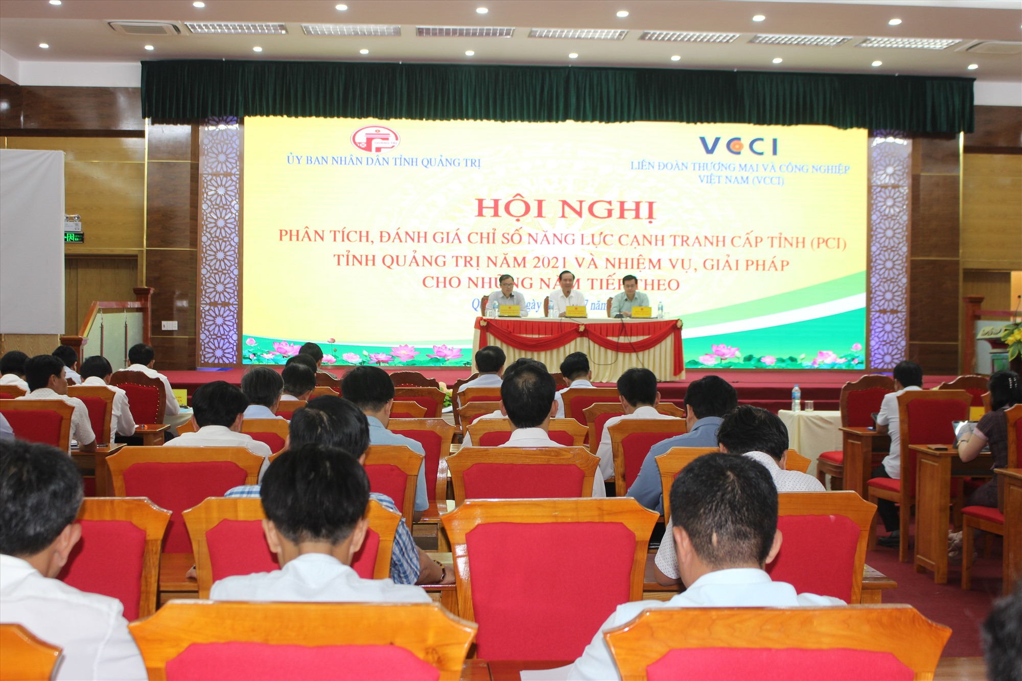 Chủ tịch UBND tỉnh Võ Văn Hưng đề nghị khẩn trương xây dựng kế hoạch cải thiện và nâng cao chỉ số năng lực cạnh tranh tại đơn vị, địa phương - Ảnh: T.T