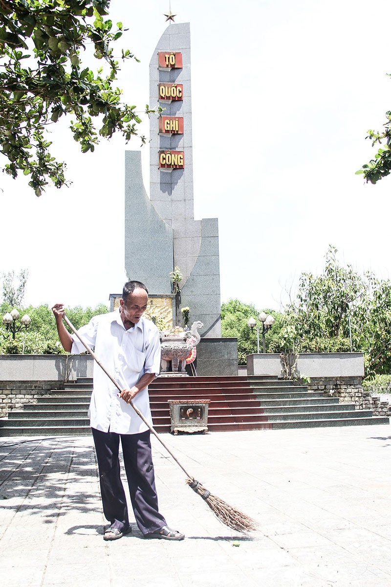 Ông Thành dành nhiều công sức để nghĩa trang liệt sĩ xã luôn xanh, sạch, đẹp - Ảnh: M.Đ