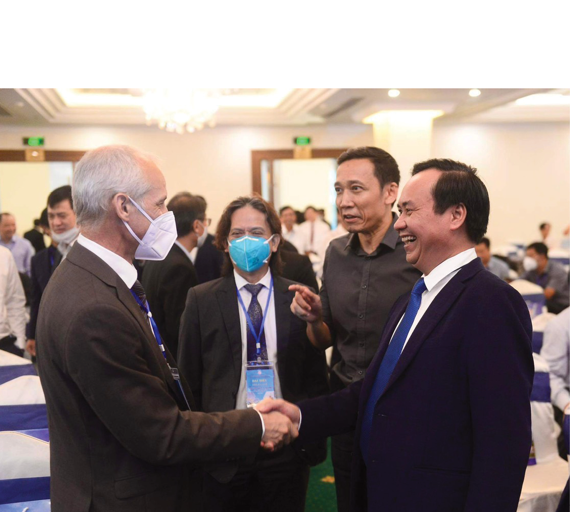 Chủ tịch UBND tỉnh Võ Văn Hưng (bên phải) gặp gỡ, kết nối với các nhà đầu tư ở TP. Hồ Chí Minh - Ảnh: M.T