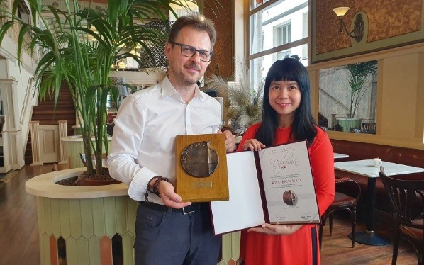 Nhà văn Kiều Bích Hậu (phải) nhận bằng và kỷ niệm chương Giải thưởng Nghệ thuật Danube 2022. Ảnh: FB Kieu Bich Hau.