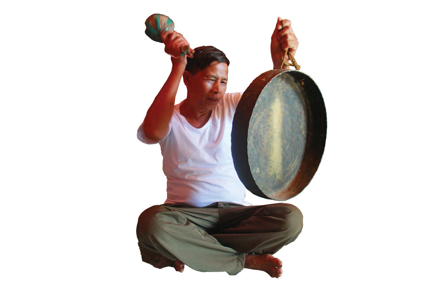 Già làng ở La Lay là Kôn Thương với nhạc cụ dân tộc cổ truyền. - Ảnh: PXD