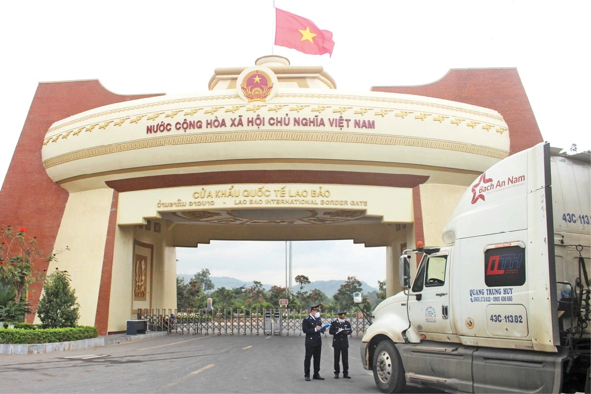 Cán bộ hải quan CKQT Lao Bảo đang kiểm tra hàng hoá tại cửa khẩu - Ảnh: HQLB