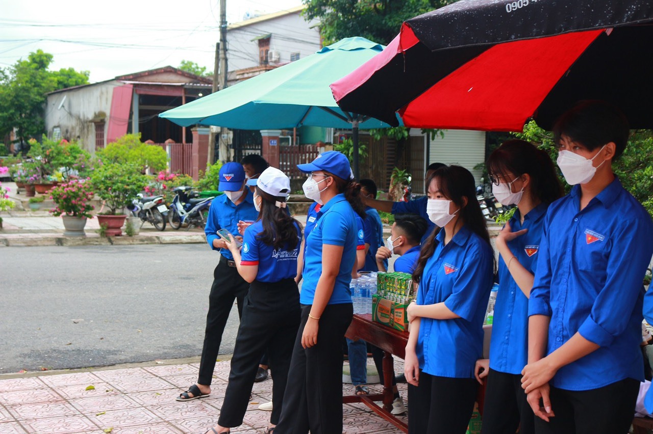 Tại điểm thi trường THPT Lao Bảo đã bố trí lực lượng an ninh, nhân viên y tế và các bạn đoàn viên thanh niên.
