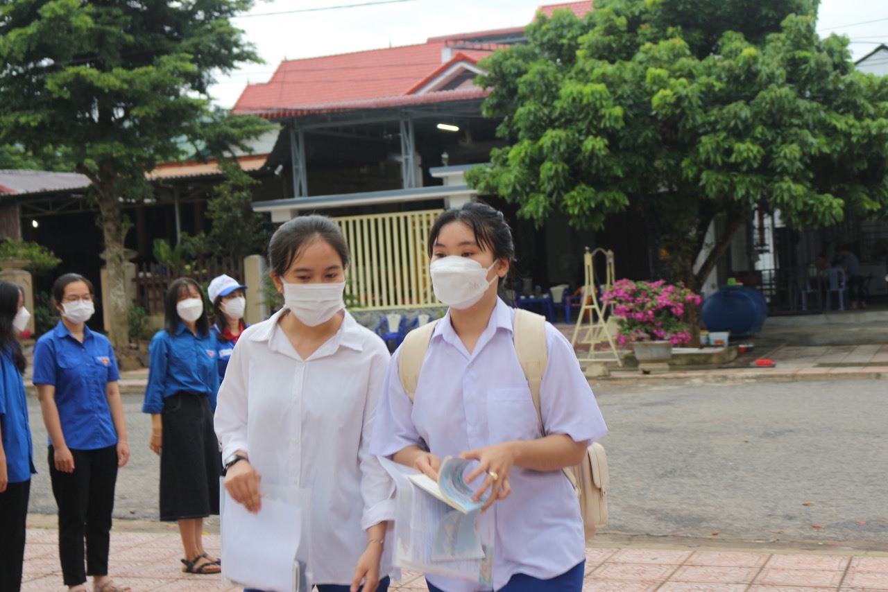 Các thi sính tại điểm thi THPT Lao Bảo đã đến từ sớm để chuẩn bị cho môn thi Ngữ Văn trong sáng ngàu 07/7