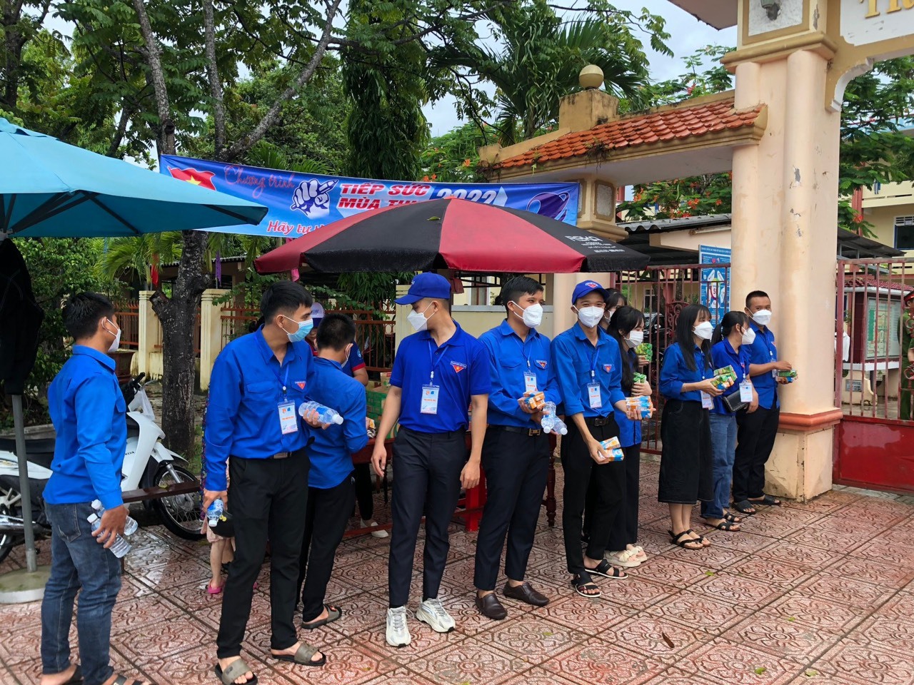 Tại điểm thi trường THPT Lao Bảo đã bố trí lực lượng an ninh, nhân viên y tế và các bạn đoàn viên thanh niên.