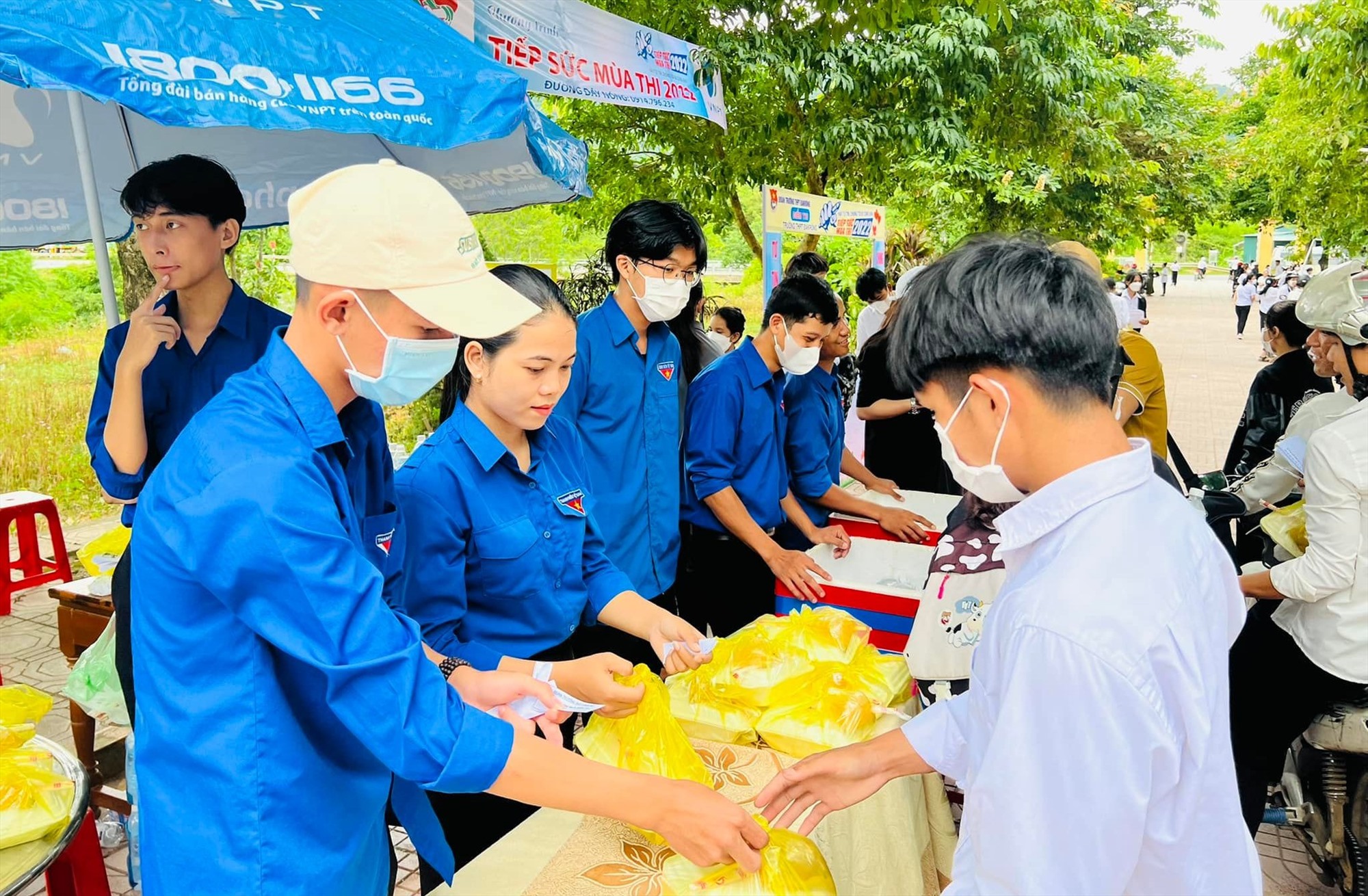 Đội thanh niên tình nguyện Đoàn trường THPT Đakrông hỗ trợ suất ăn sáng cho thí sinh - Ảnh: Đoàn trường THPT Đakrông