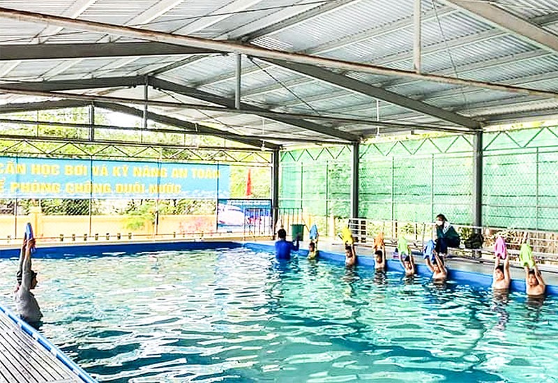 Lớp học bơi tại Trường Tiểu học thị trấn Ái Tử, huyện Triệu Phong do Tổ chức Vận động chính sách y tế toàn cầu Hoa Kỳ tại Việt Nam tài trợ - Ảnh: T.L