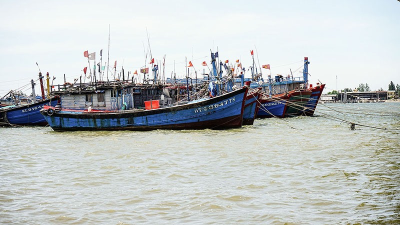 Tàu cá của ngư dân thị trấn Cửa Việt, huyện Gio Linh “nằm bờ” do giá xăng dầu tăng cao - Ảnh: L.A