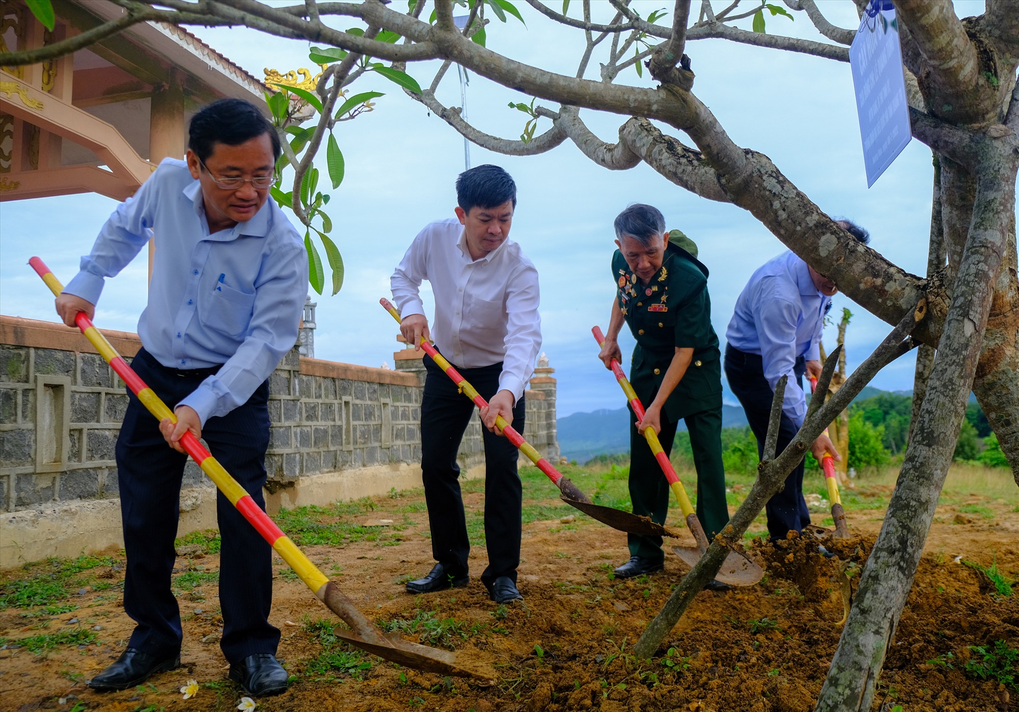 Bí thư Tỉnh ủy Lê Quang Tùng và Trưởng Ban Tuyên giáo Tỉnh ủy Hồ Đại Nam trồng cây lưu niệm tại Cao điểm 689 - Ảnh: Trần Tuyền