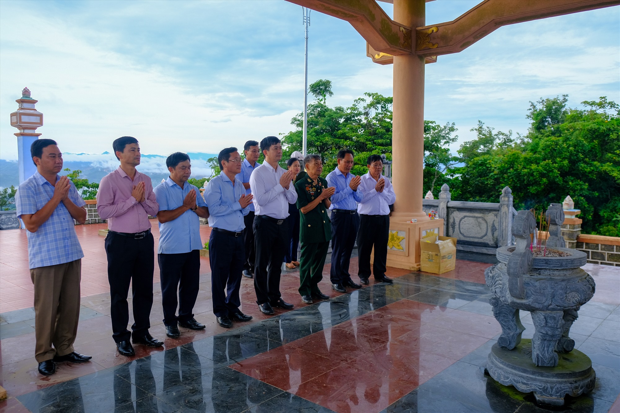 Bí thư Tỉnh ủy Lê Quang Tùng cùng các thành viên trong đoàn dâng hương, tri ân các anh hùng liệt sĩ tại Cao điểm 689 - Ảnh: Trần Tuyền