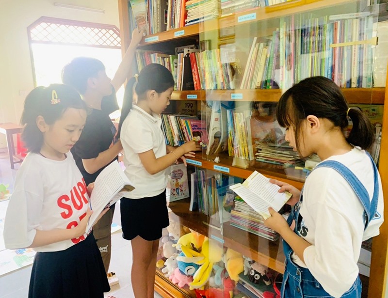 “Linh’s little library” thu hút nhiều bạn nhỏ ở địa phương đến đọc sách - Ảnh: N.T