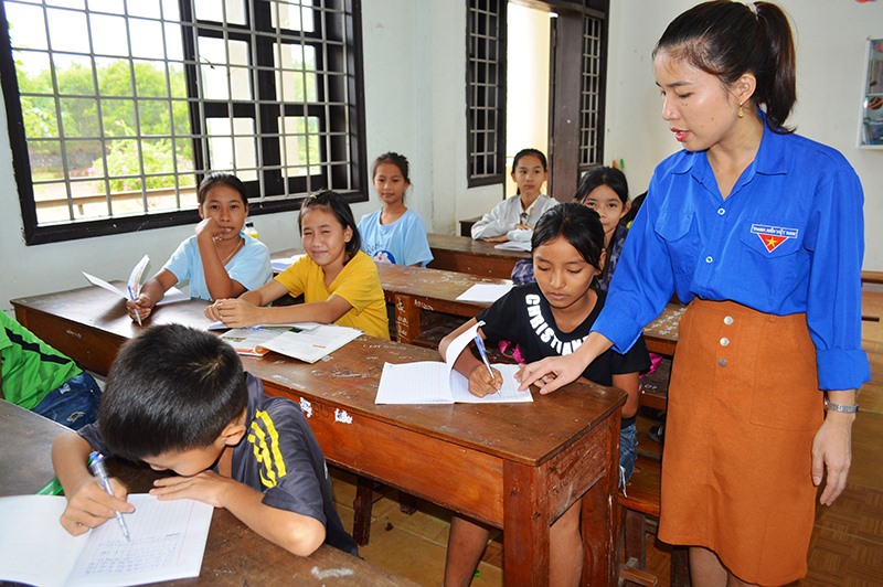 Cô giáo Nguyễn Thị Thiều truyền đạt kiến thức cho các em học sinh tại lớp học tình thương do Đoàn cơ sở Phường 4, TP. Đông Hà tổ chức vào dịp hè năm nay - Ảnh: Đ.V