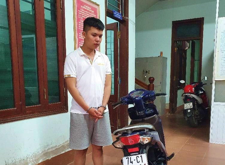 Hồ Sỹ Chung bị bắt giữ vì trộm cắp xe máy - Ảnh: Công an Phường 1 cung cấp