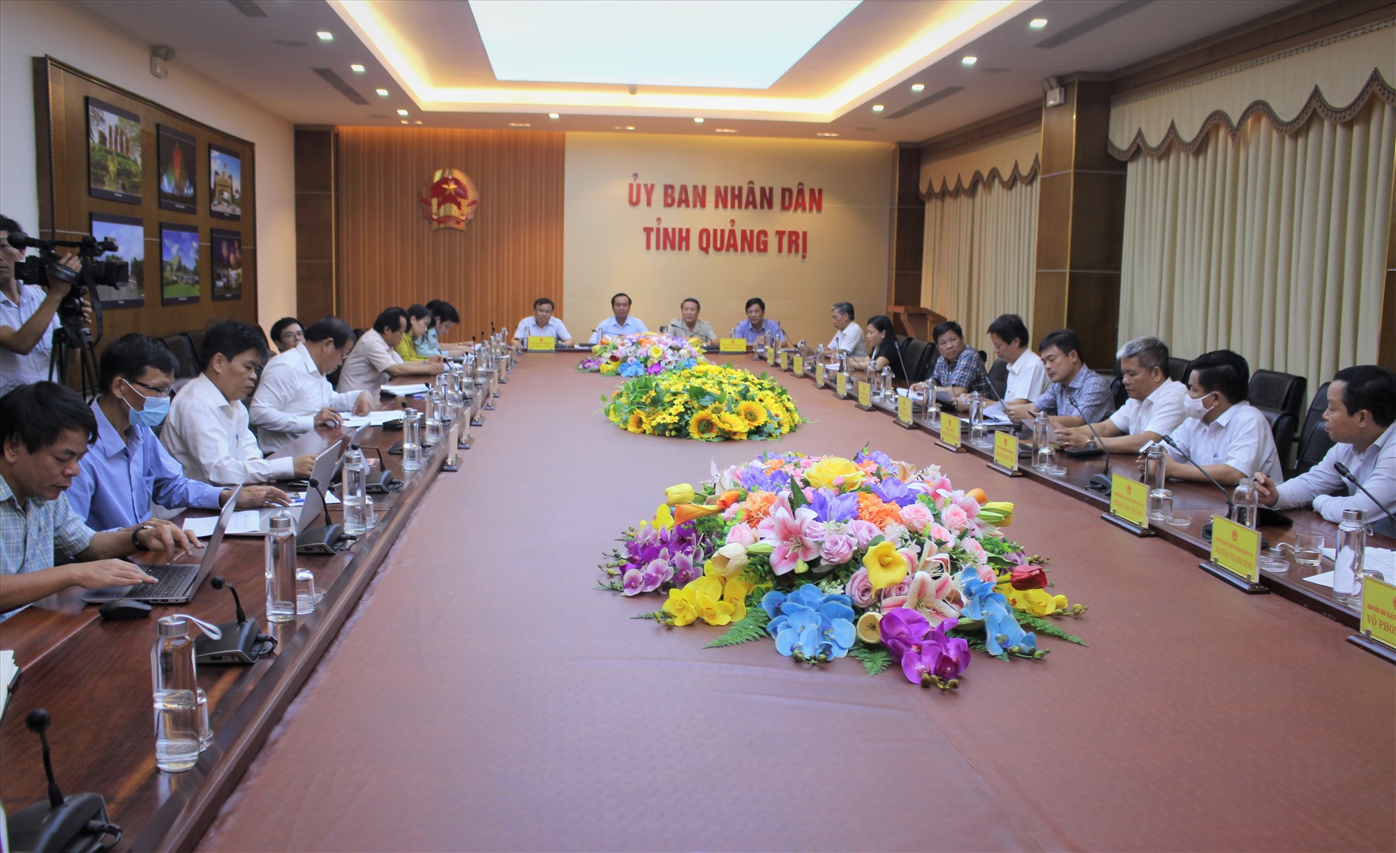 Chủ tịch UBND tỉnh Võ Văn Hưng và các phó chủ tịch UBND tỉnh tham dự cuộc họp tại điểm cầu Quảng Trị - Ảnh: H.T