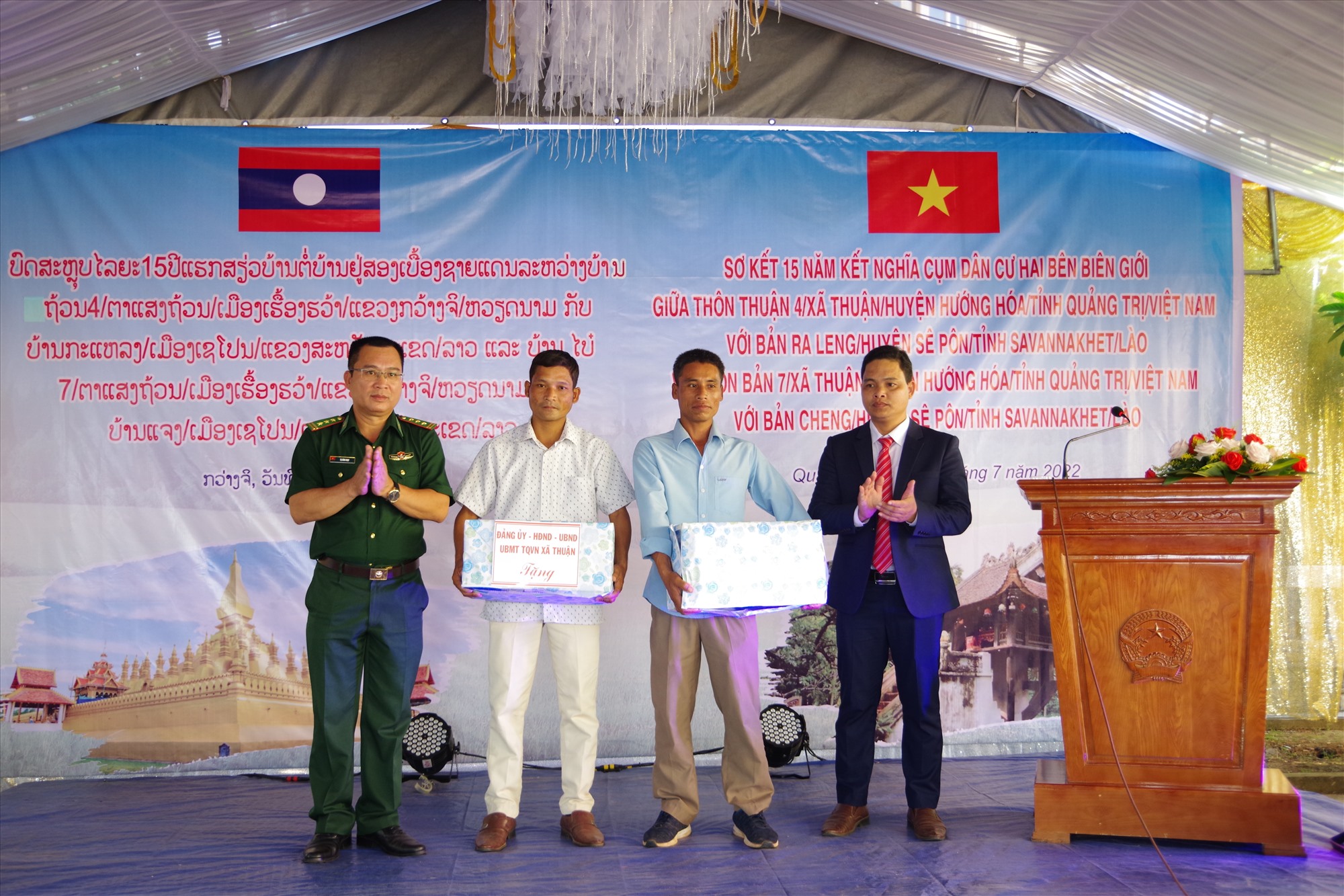 Đồn Biên phòng Thuận và UBND xã Thuận tặng quà cho các cặp bản kết nghĩa - Ảnh: M.H