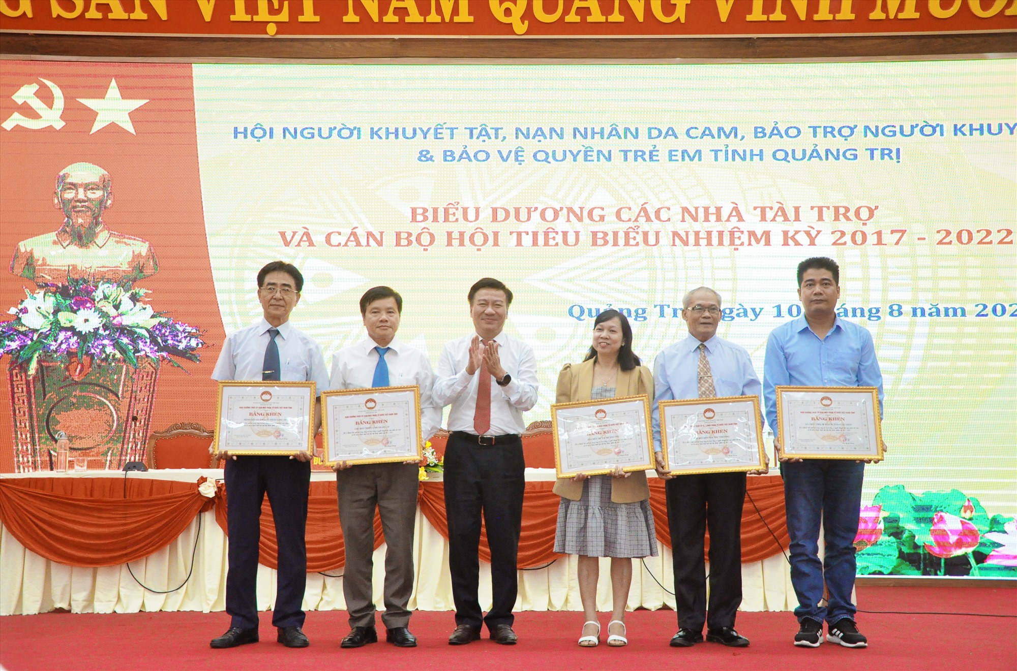 Chủ tịch Ủy ban MTTQ Việt Nam tỉnh Đào Mạnh Hùng trao bằng khen của Ủy ban MTTQ Việt Nam tỉnh các tập thể - Ảnh: Q.H
