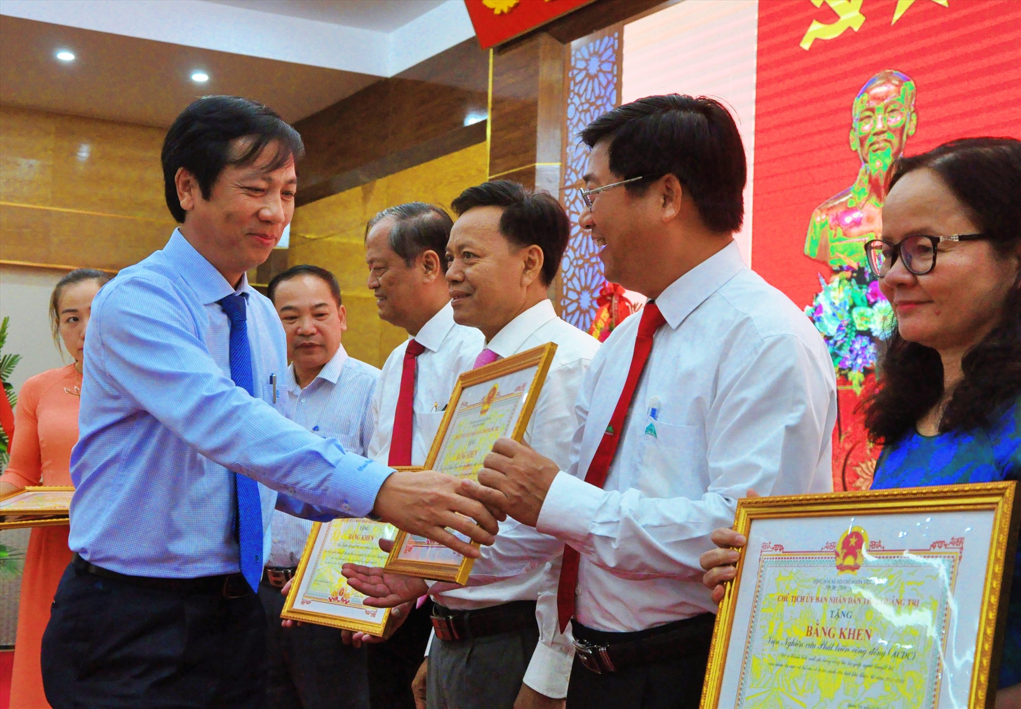 Phó Chủ tịch UBND tỉnh Hoàng Nam trao bằng khen của Chủ tịch UBND tỉnh cho các tập thể  - Ảnh: Q.H