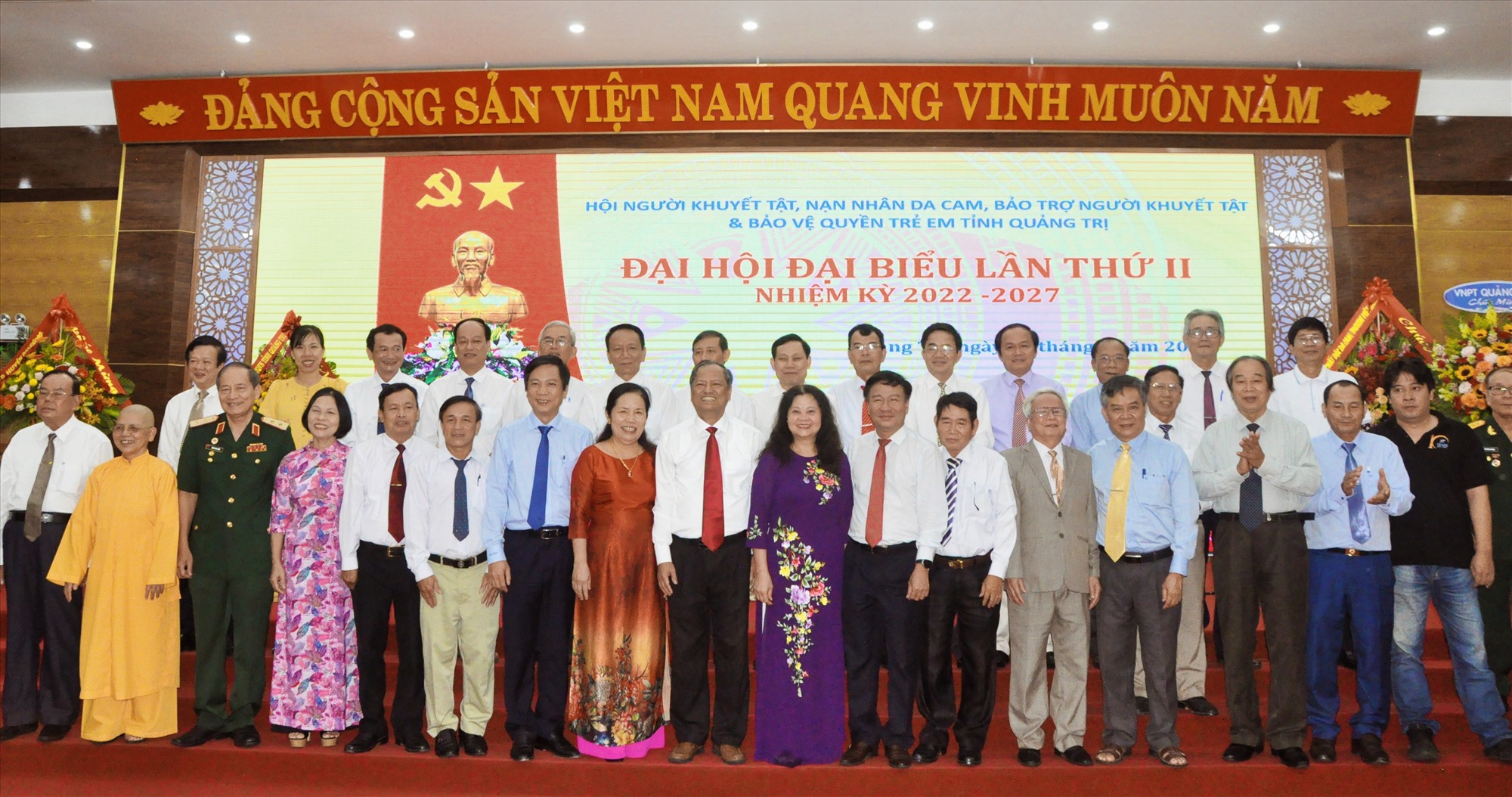 Lãnh đạo tỉnh chụp ảnh lưu niệm với Ban Chấp hành Hội NKT, NNDC, BTNKT&BVQTE tỉnh nhiệm kỳ 2022 - 2027 - Ảnh: Q.H
