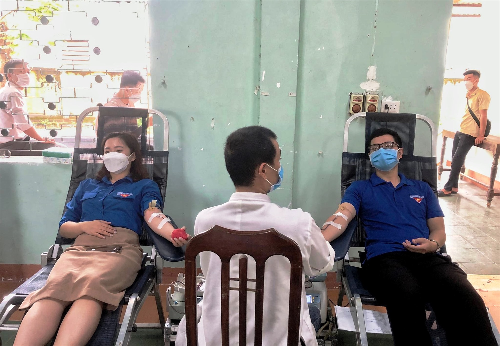 Đông đảo tình nguyện viên tham gia hiến máu tại ngày hội hiến máu tình nguyện “Những giọt hồng Hè” năm 2022 tại huyện Hải Lăng - Ảnh: Đ.V