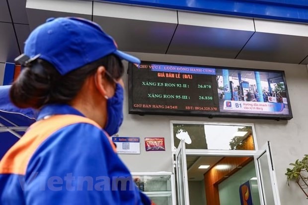 Một cửa hàng của Petrolimex chuẩn bị niêm yết giá bán xăng dầu mới. (Ảnh: PV/Vietnam+)