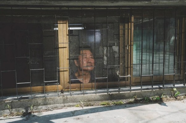 Hình ảnh căn nhà nửa tầng hầm với cửa sổ nhìn ra mặt đường xuất hiện trong bộ phim Parasite
