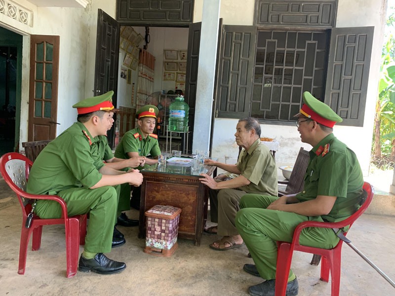 Thiếu tá Nguyễn Văn Quảng (trong cùng, bên trái) cùng cán bộ, chiến sĩ công an xã về với dân -Ảnh: D.T