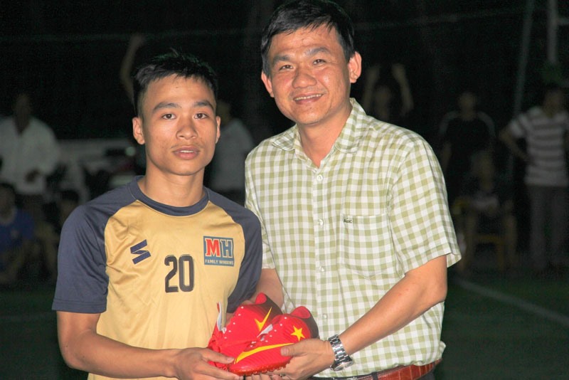 Văn Cường (bên trái) giành giải cầu thủ xuất sắc nhất trận đấu tại Giải bóng đá Đông Hà League 2018 -Ảnh: M.Đ