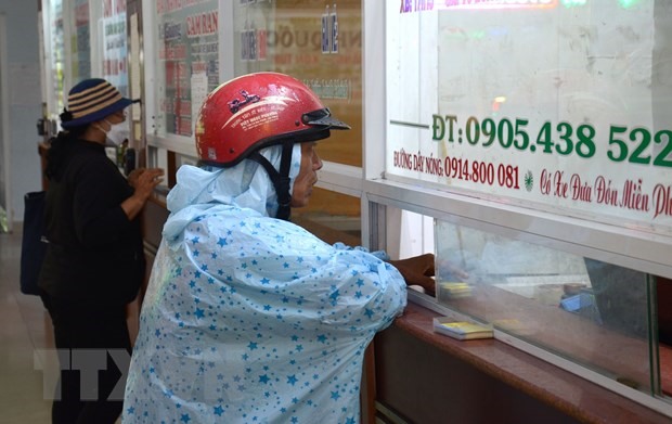 Hành khách mua vé xe tại Bến xe Trung tâm thành phố Đà Nẵng. (Ảnh: Quốc Dũng/TTXVN)