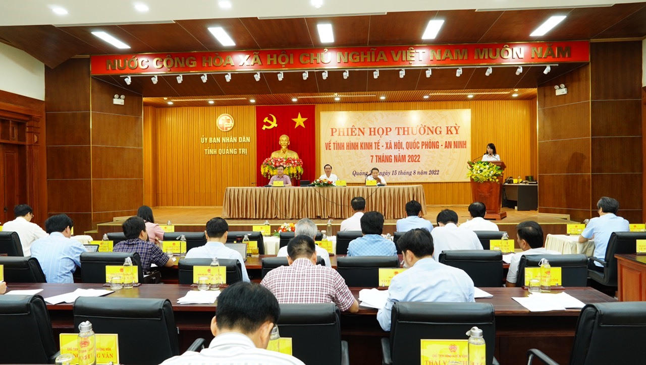 UBND tỉnh họp phiên toàn thể để bàn giải pháp hoàn thành mục tiêu phát triển KT - XH năm 2022 - Ảnh: T.T