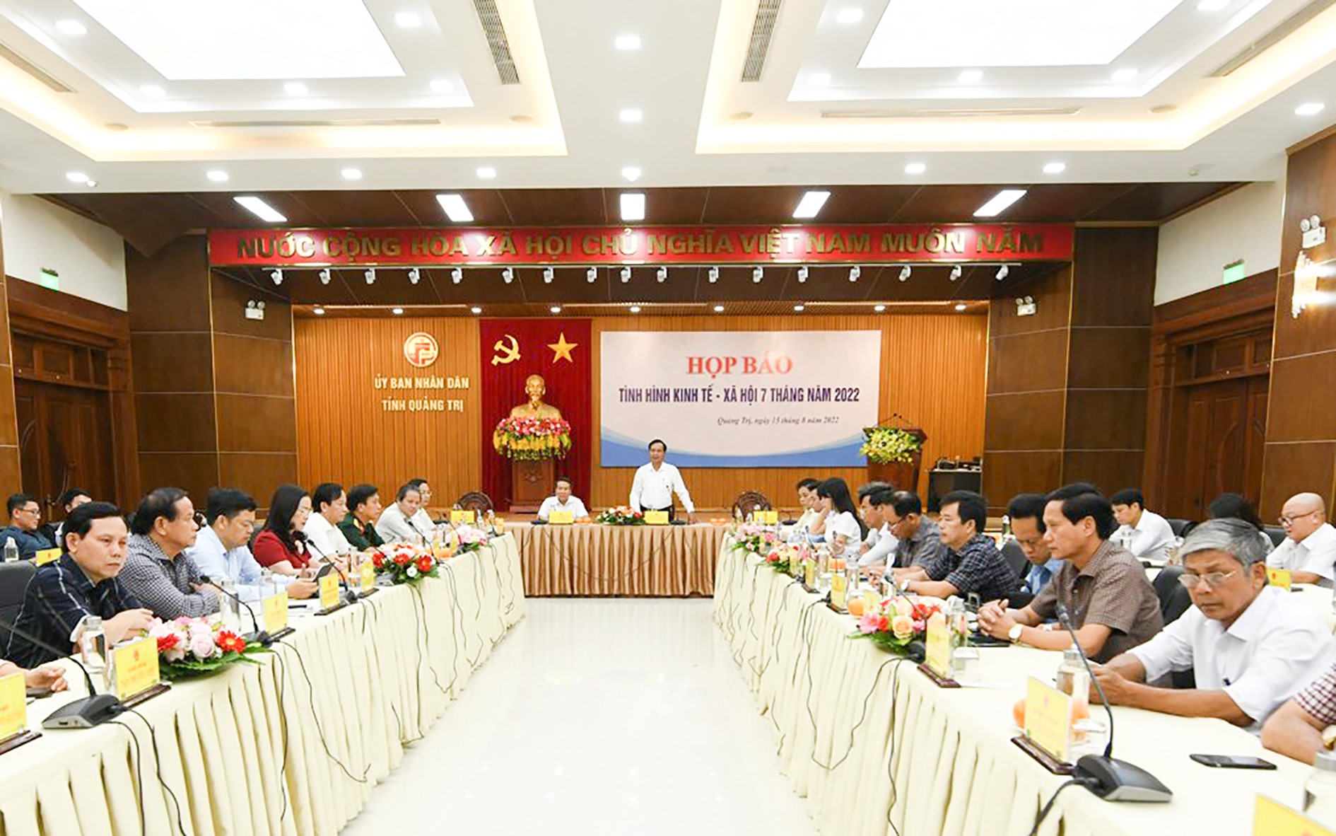 Chủ tịch UBND tỉnh Võ Văn Hưng và các phó chủ tịch UBND tỉnh chủ trì buổi họp báo - Ảnh: Trần Tuyền