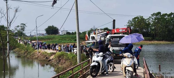 Đội cứu hộ giao thông 116 Thái Bình có mặt tại khu vực cầu Cù Sơn, xã Vân Côn, huyện Hoài Đức (Hà Nội) để triển khai tìm kiếm Lương Hải Như - thiếu nữ mất tích bí ẩn từ hôm 14/7.