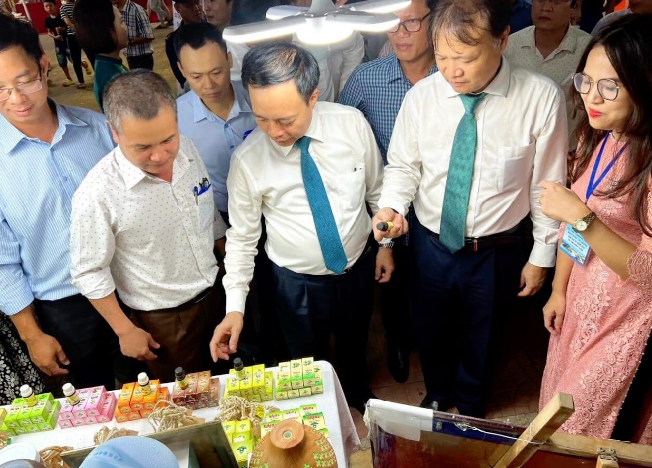 Thứ trưởng Bộ Công thương Đỗ Thắng Hải thăm gian hàng triển lãm của tỉnh Quảng Trị - Ảnh: (CTV cung cấp)