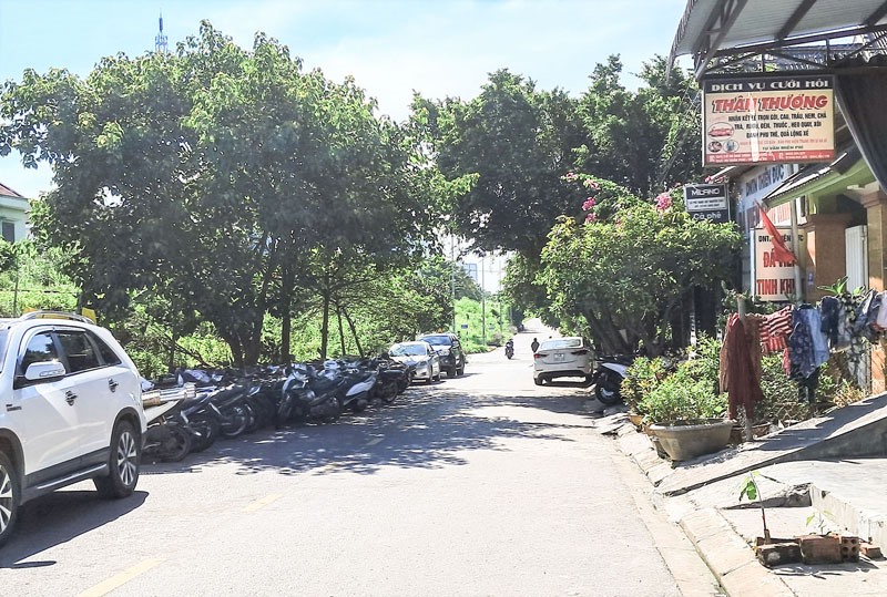 Một quán cà phê trên đường Trần Phú, TP. Đông Hà lấy lòng đường làm nơi để xe của khách (Ảnh chụp lúc 8 giờ 30 phút ngày 16/8/2022) - Ảnh: V.H