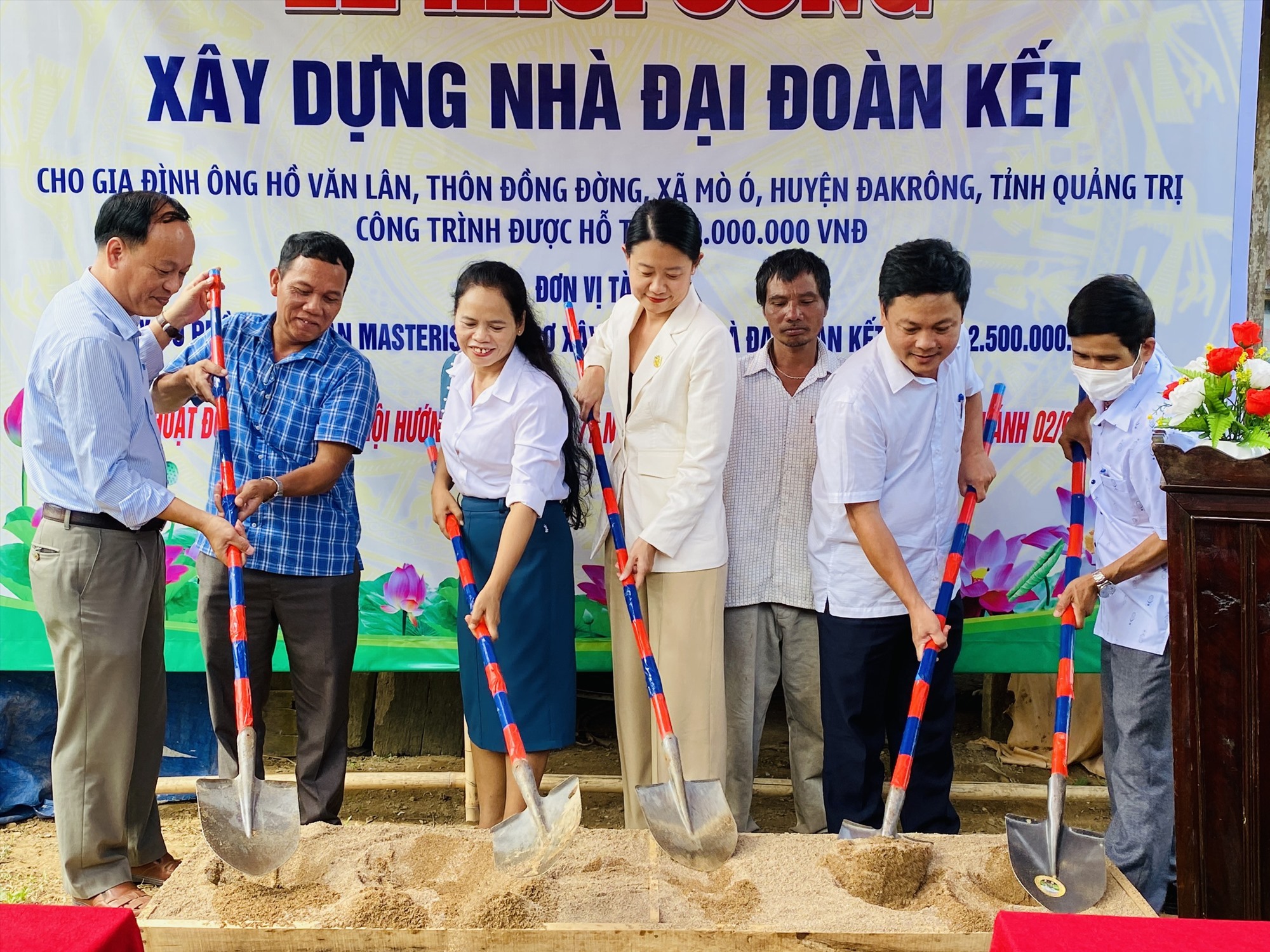Khởi công xây dựng nhà Đại đoàn kết cho ông Hồ Văn Lân, ở xã Mò Ó, huyện Đakrông - Ảnh: T.P
