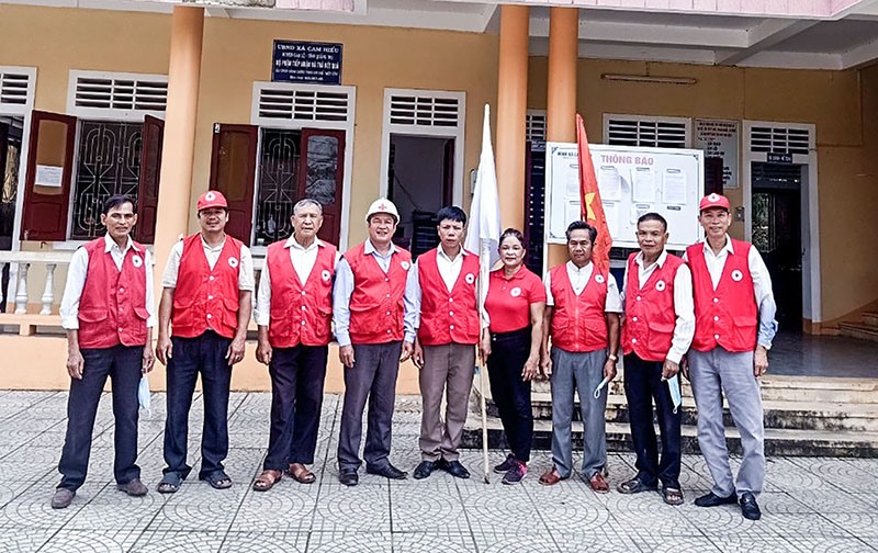 Ông Nguyễn Văn Trung (thứ tư từ trái sang) cùng Đội phản ứng nhanh Hội Chữ thập đỏ xã Cam Hiếu ra quân cứu trợ nhân đạo - Ảnh: L.N