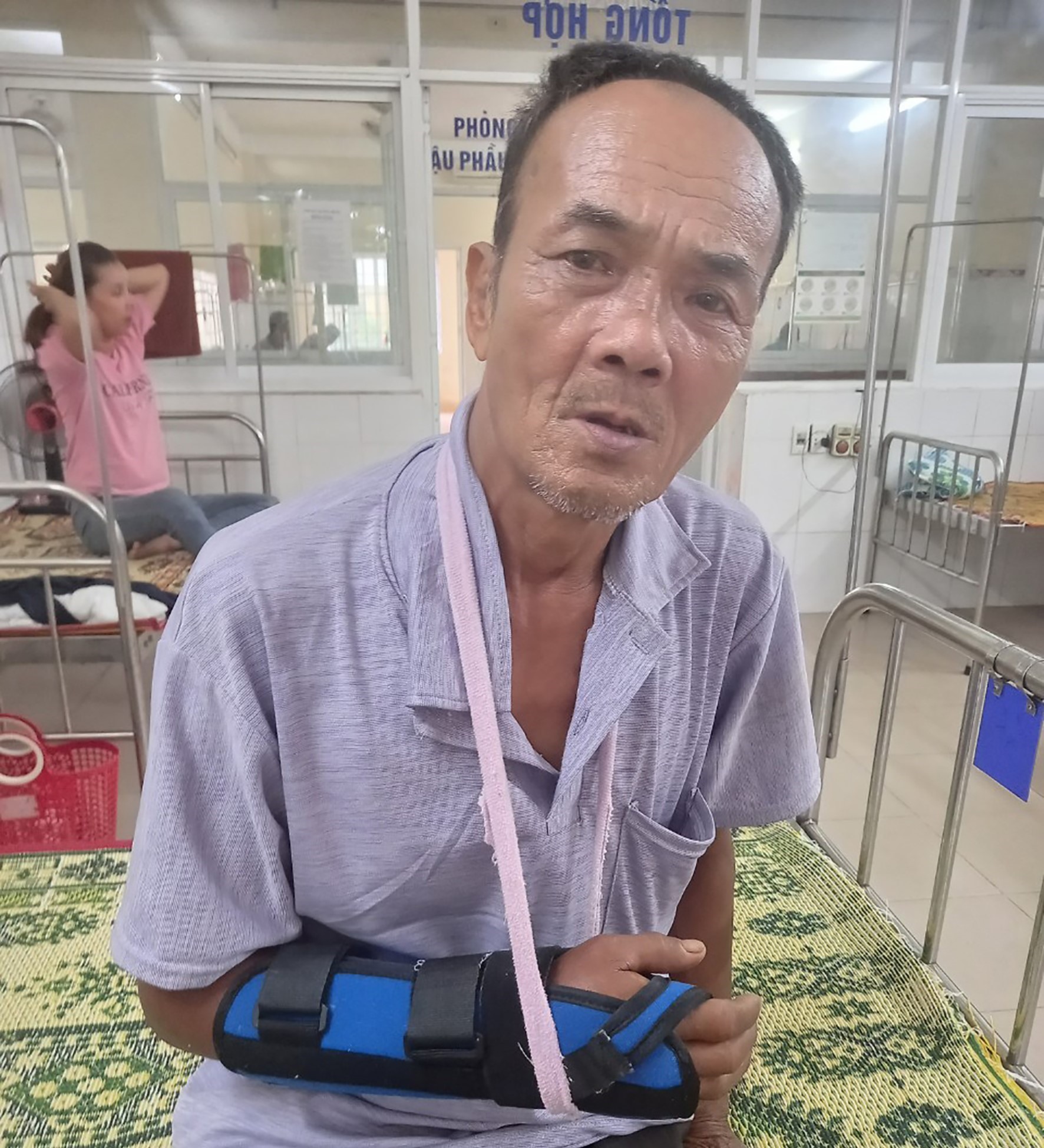 Ông Hồ Xuân Thành bị khỉ cắn, đang điều trị tại Bệnh viện Đa khoa khu vực Triệu Hải- Ảnh: Hoàng Táo