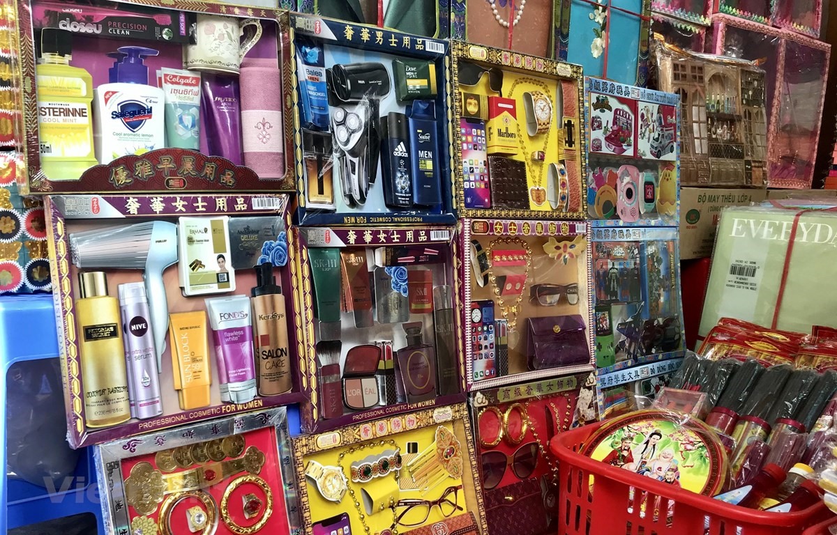 Nhiều sản phẩm vàng mã thủ công với thiết kế bắt mắt được các cửa hàng chuẩn bị cho ngày lễ Vu Lan. (Ảnh: Việt Anh/Vietnam+)