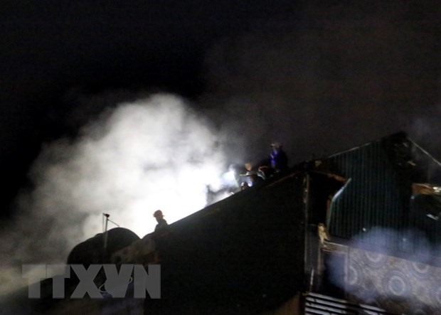 Lực lượng Phòng cháy, chữa cháy tiếp tục dùng vòi phun nước vào khu vực có khói bốc lên. (Ảnh: Phạm Kiên/TTXVN)