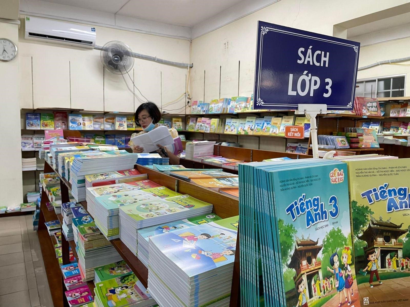 Phụ huynh mua đồ dùng học tập một hiệu sách ở TP Hồ Chí Minh. Ảnh: Đan Phương.