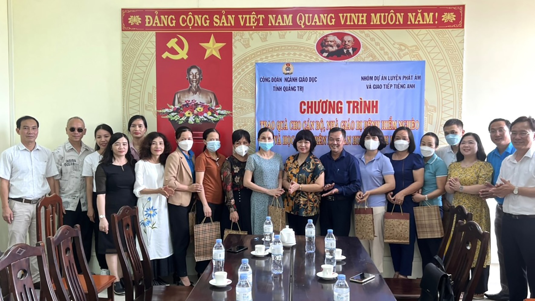 Tặng quà cho giáo viên mắc bệnh hiểm nghèo-Ảnh: Nguyễn Trang