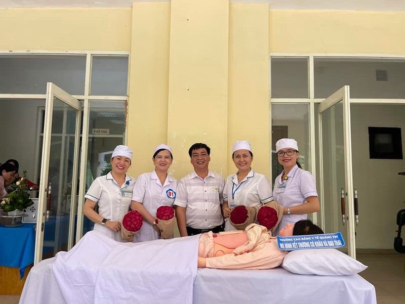 Nhóm của cô Lê Thị Phương xuất sắc giành chiến thắng trong Hội thi thiết bị đào tạo tự làm các cơ sở GDNN tỉnh lần thứ III, năm 2022 - Ảnh: T.P