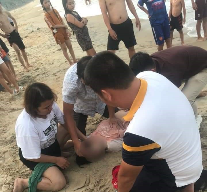 Thiếu tá Lê Hồng Phong tích cực sơ cứu nạn nhân bị đuối nước đã bị chết lâm sàng - Ảnh: Hương Lài