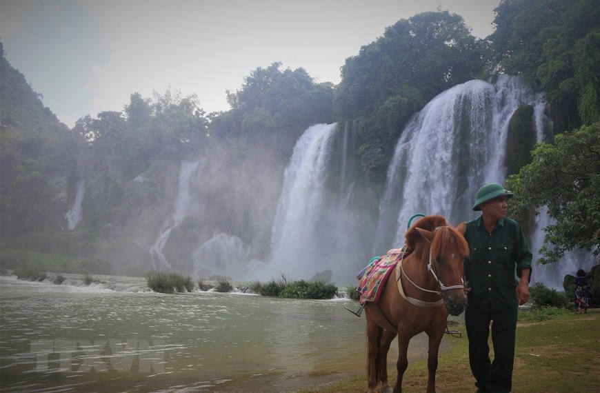 Người dân sinh sống ở khu vực thác Bản Giốc làm dịch vụ cho thuê cưỡi ngựa, chụp ảnh. (Ảnh: Chu Hiệu/TTXVN