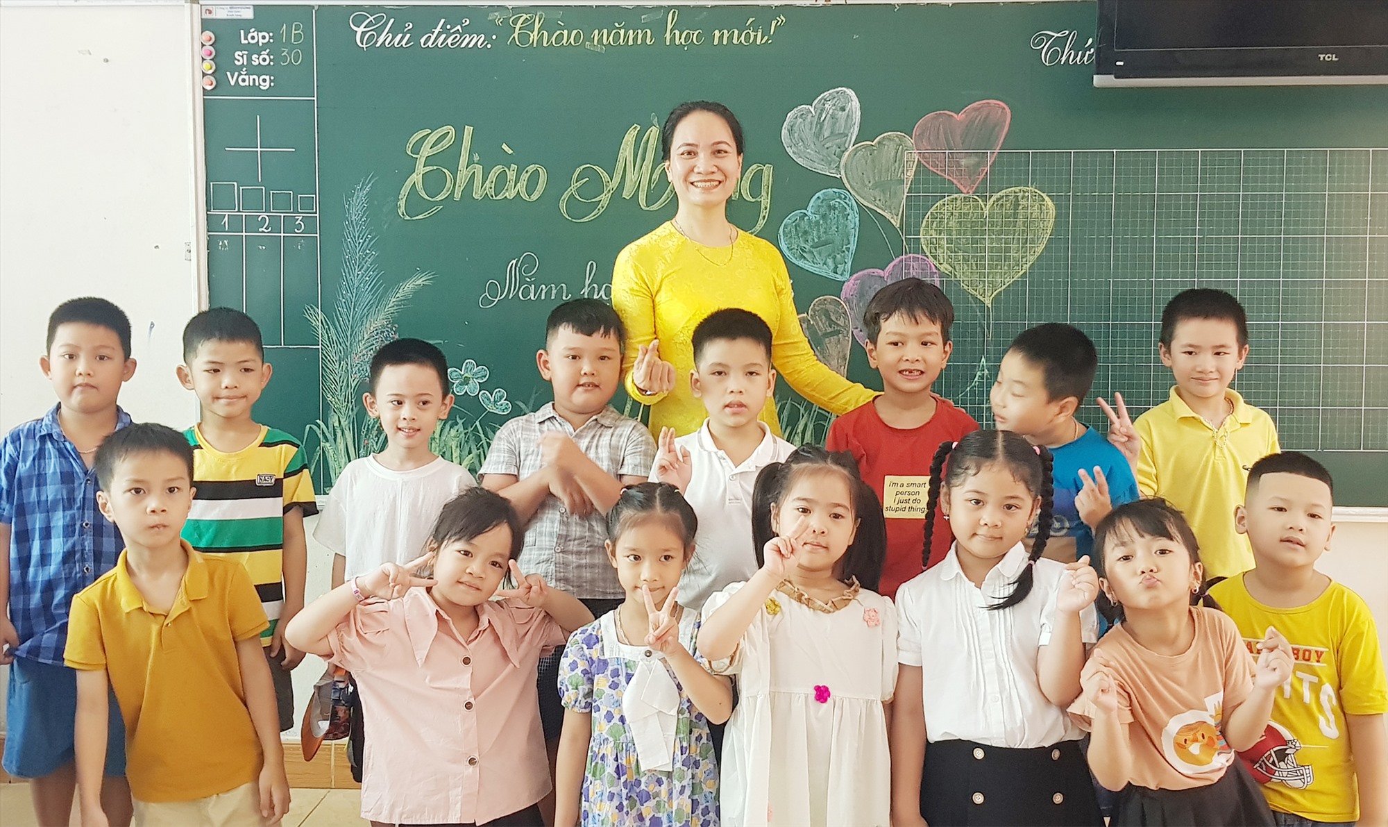 Học sinh lớp 1 B, Trường Tiểu học Hùng Vương, TP. Đông Hà được cô chủ nhiệm hướng dẫn làm quen trong buổi tựu trường năm học mới - Ảnh: Tú Linh