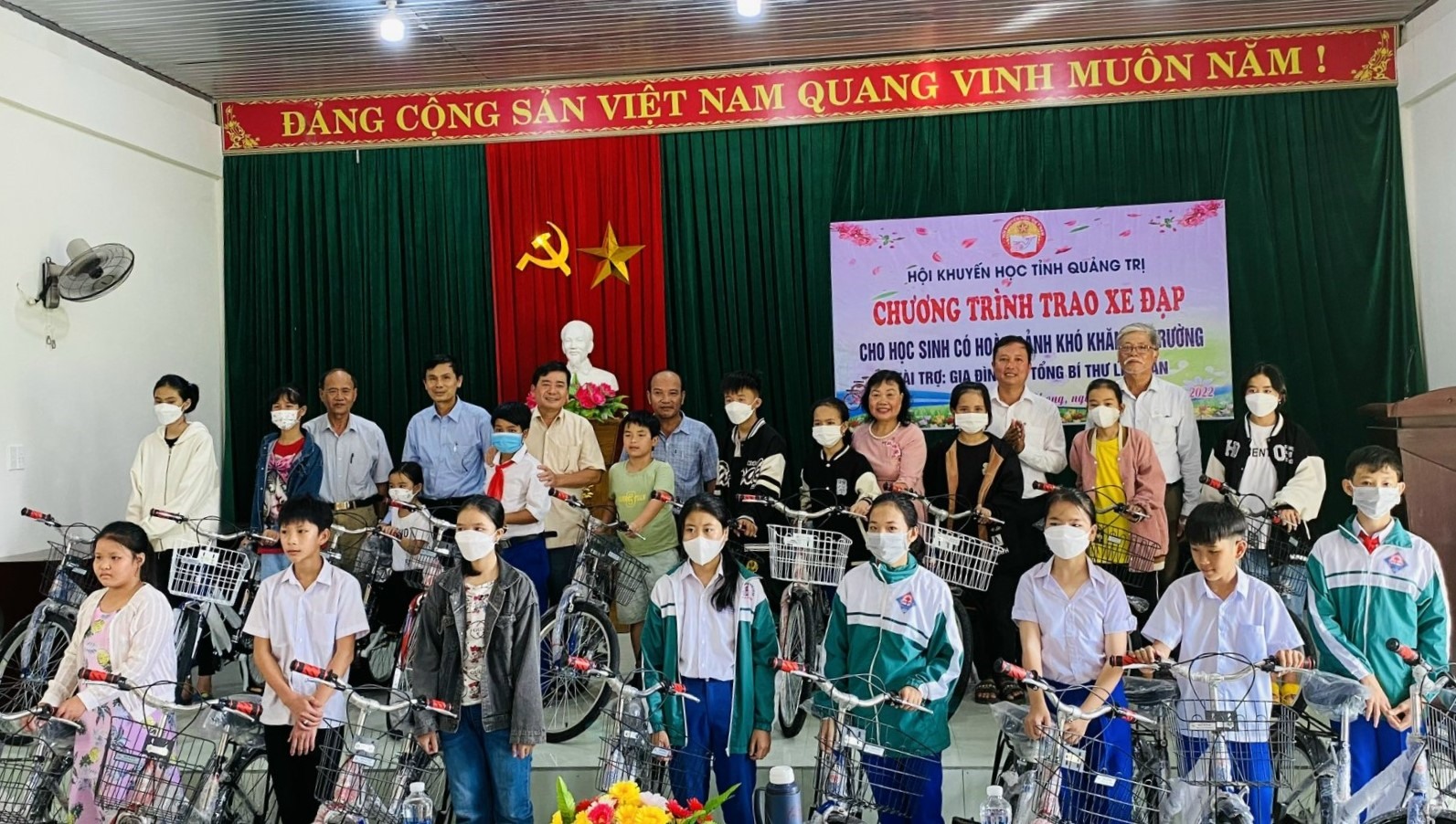 Chủ tịch Hội Khuyến học tỉnh Nguyễn Thị Hồng Vân cùng lãnh đạo huyện Triệu Phong trao xe đạp mới cho các em học sinh nghèo - Ảnh: H.A