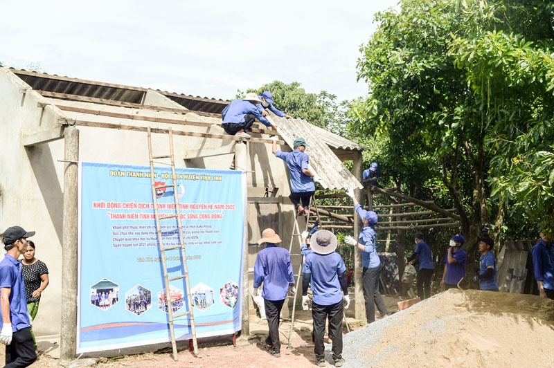 Đoàn viên thanh niên tình nguyện sửa chữa nhà cho một gia đình có hoàn cảnh khó khăn ở xã Vĩnh Khê, huyện Vĩnh Linh - Ảnh: Đ.V