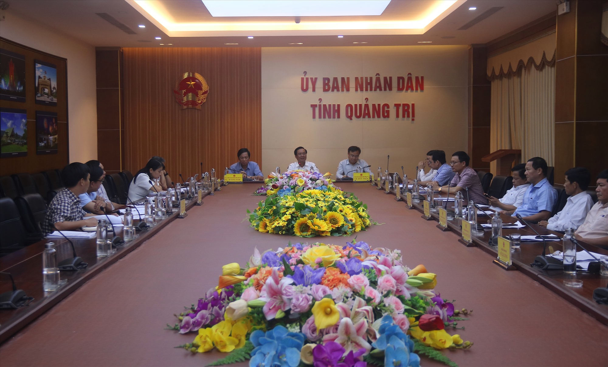 Chủ tịch UBND tỉnh Võ Văn Hưng cùng các phó chủ tịch UBND tỉnh: Hoàng Nam, Lê Đức Tiến chủ trì cuộc họp - Ảnh: N.B