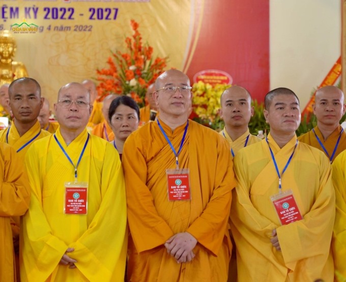 Đại đức Thích Trúc Thái Minh (đứng giữa) được chuẩn y làm làm Phó Ban trị sự Phật giáo tỉnh Quảng Bình - Ảnh Chuabavang.com