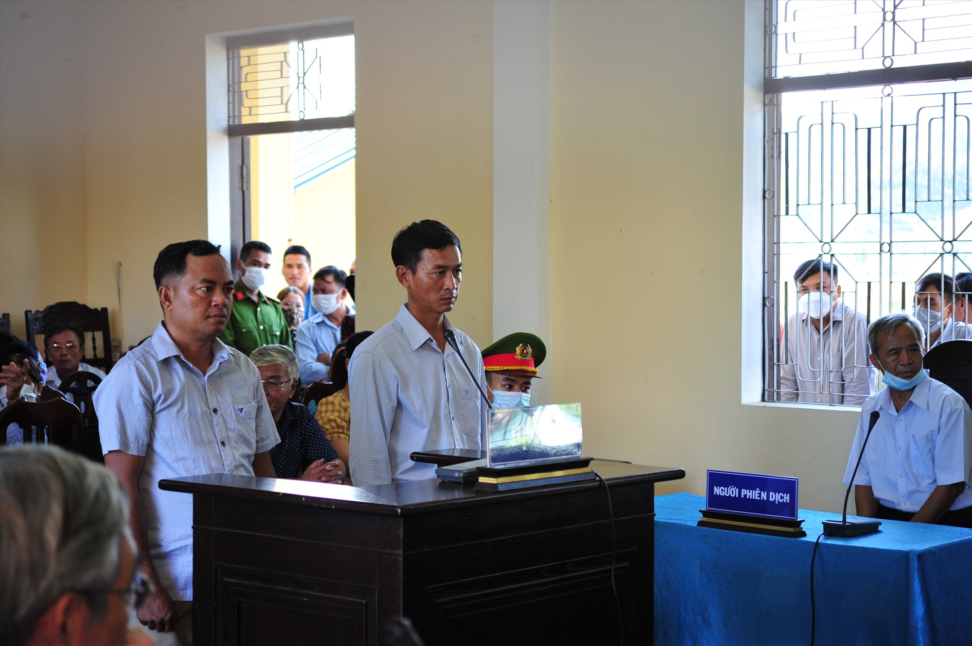 Bị cáo Hồ Xuân Hoàng (bên trái) bị tuyên phạt 24 tháng tù giam; bị cáo Hoàng Đình bị tuyên phạt 18 tháng tù giam - Ảnh: Trần Tuyền